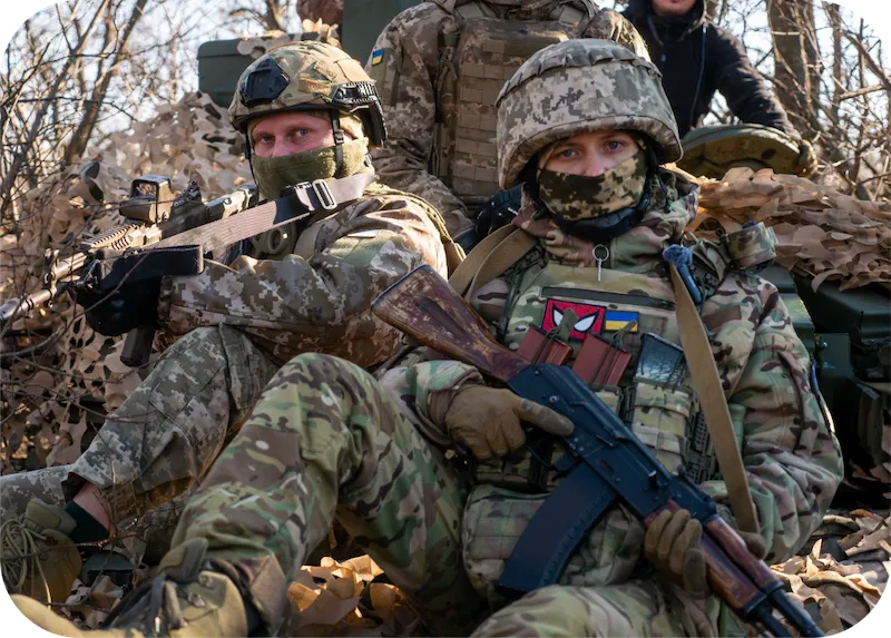 Бійці 54 ОМБр зі зброєю на позиції